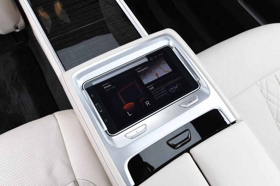 Детали интерьера BMW 745Le xDrive (G12) 2019 года  (UK) (фото 5 из 26)